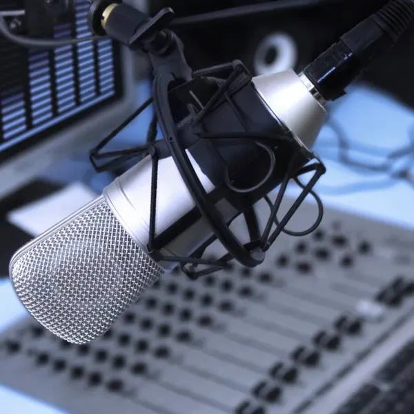 Autentica 107.5 FM logo